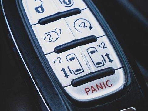 Used 2018 Chrysler Pacifica Limited w/ Tire & Wheel Group image 9