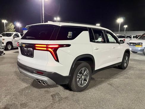 Used 2025 Chevrolet Traverse LT image 6