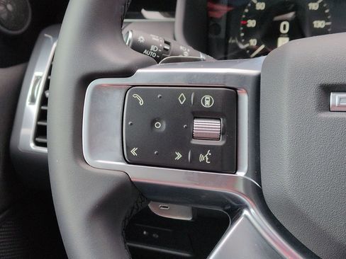 Used 2025 Land Rover Discovery S image 16