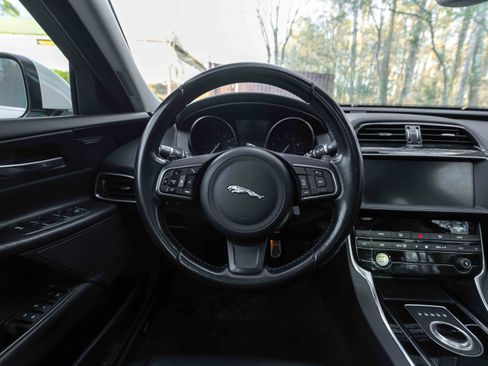 Used 2019 Jaguar XE Premium image 6