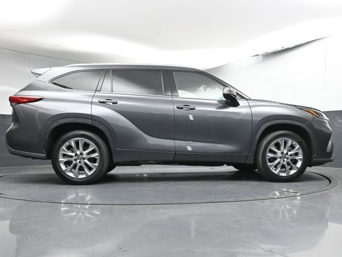Used 2023 Toyota Highlander L image 27