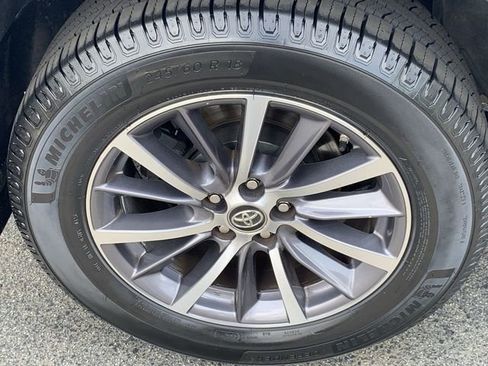Certified 2019 Toyota Highlander XLE AWD/4WD image 35