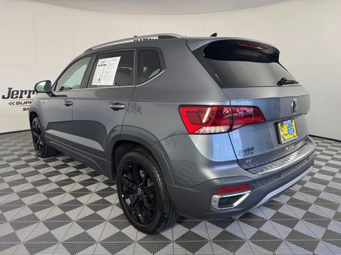 Used 2024 Volkswagen Taos SE w/ Panoramic Sunroof Package FWD image 8