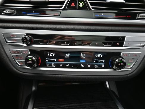 Used 2022 BMW 750i xDrive w/ Executive Package image 18