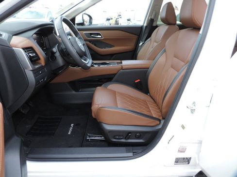 Used 2024 Nissan Rogue Platinum image 19