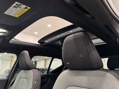 Used 2025 Volvo XC40 B5 Core image 40