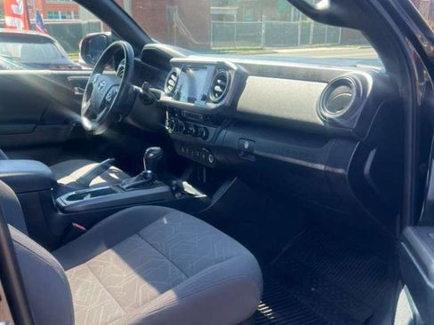 Used 2017 Toyota Tacoma TRD Off-Road image 19