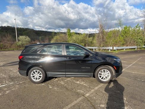 Used 2023 Chevrolet Equinox LS image 2