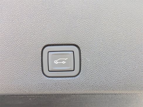 Used 2025 Cadillac XT6 Luxury image 13