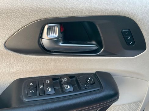 Used 2020 Chrysler Pacifica Touring-L image 20