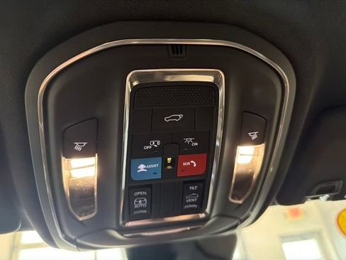 Used 2023 Jeep Grand Cherokee Altitude AWD/4WD image 11