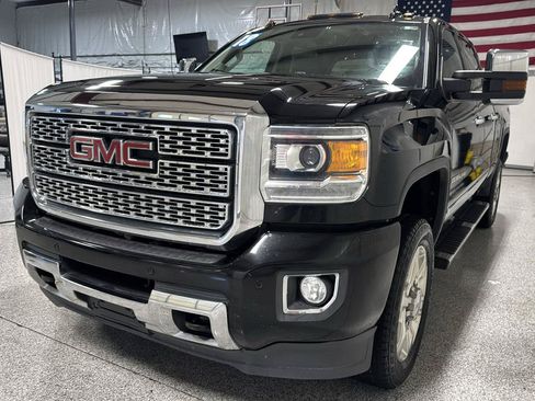 Used 2018 GMC Sierra 2500 Denali w/ Suspension Package, Off-Road AWD/4WD image 4