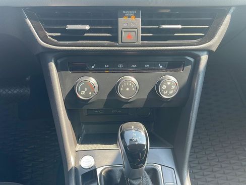 Certified 2022 Volkswagen Taos SE FWD image 32