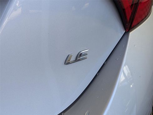 Used 2018 Toyota Corolla LE image 7