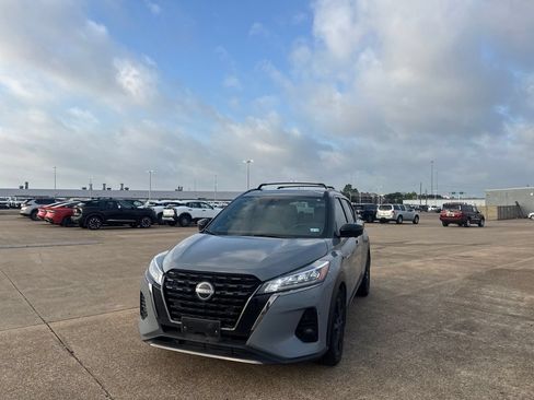 Used 2024 Nissan Kicks SR w/ SR Premium Package FWD image 6