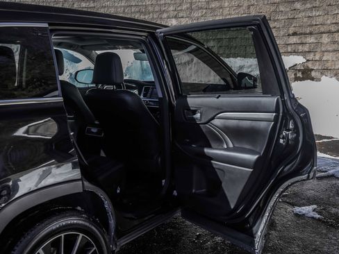 Used 2018 Toyota Highlander SE image 17