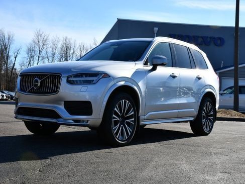 Certified 2022 Volvo XC90 T6 Momentum w/ Climate Package image 3