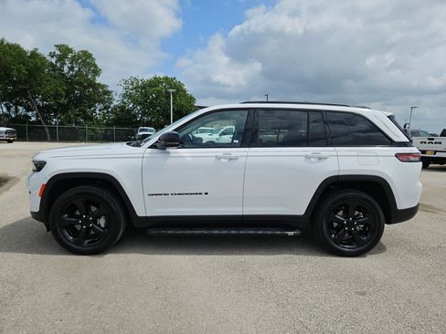 Used 2023 Jeep Grand Cherokee Limited w/ Luxury Tech Group II AWD/4WD image 6