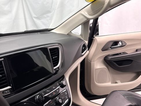 Used 2024 Chrysler Pacifica Touring-L FWD image 22