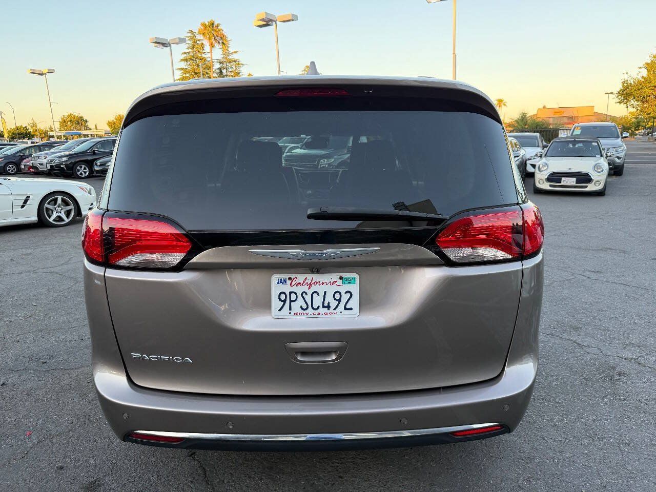 Used 2017 Chrysler Pacifica Touring-L Plus w/ Advanced Safetytec Group FWD image 6