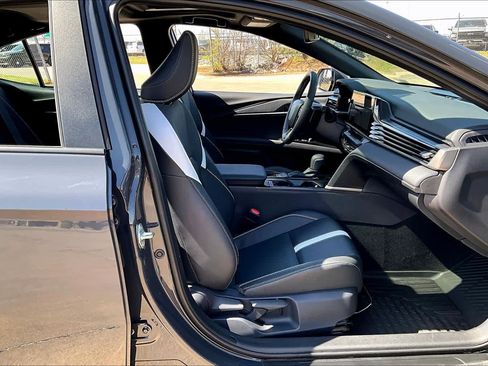 Used 2025 Toyota Camry SE image 9