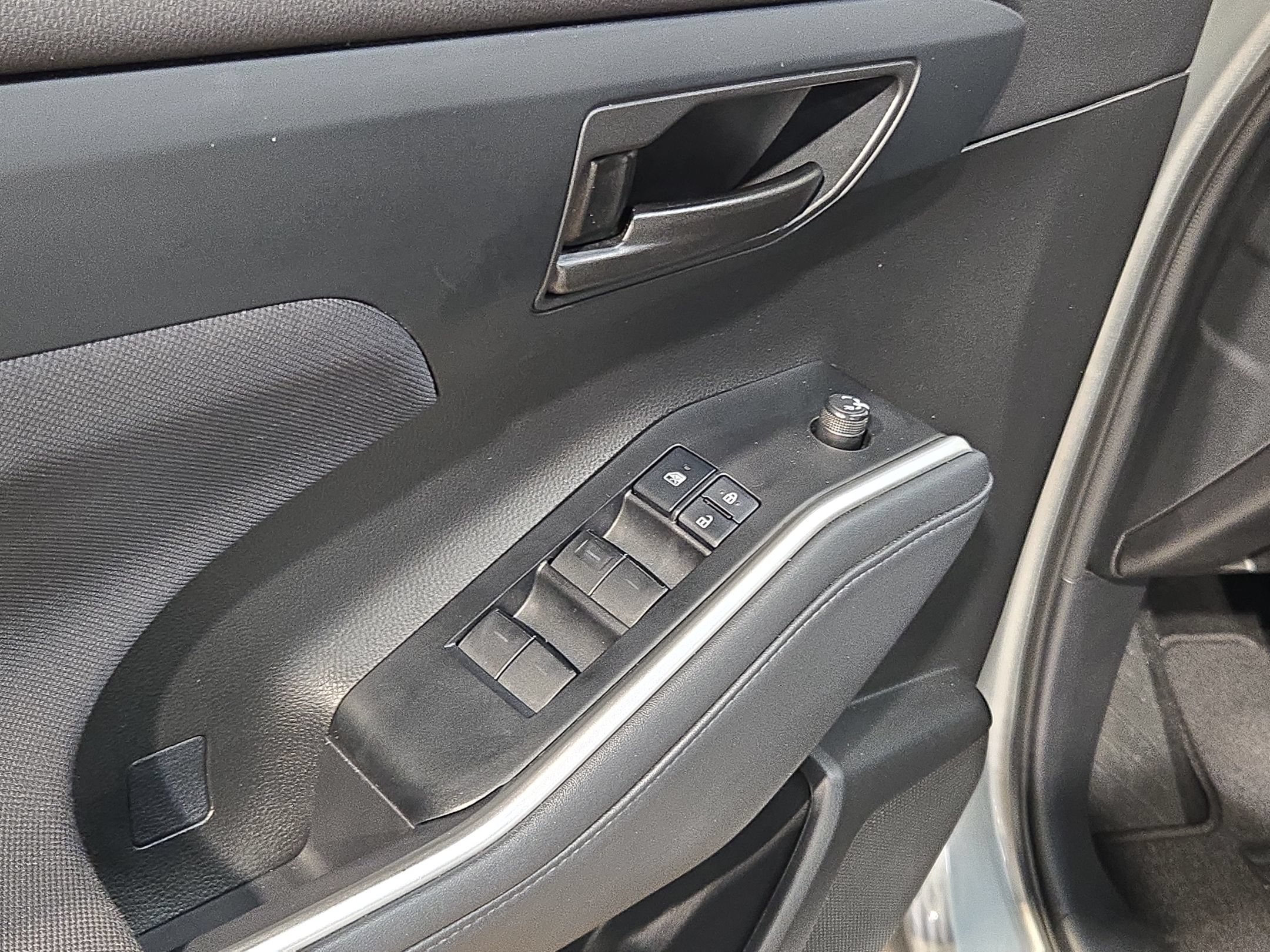 Used 2021 Toyota Highlander L FWD image 18