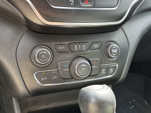 Used 2019 Jeep Cherokee Latitude Plus AWD/4WD image 20