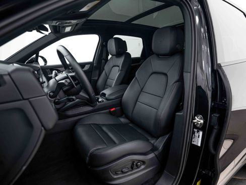 Certified 2026 Porsche Cayenne AWD/4WD image 5