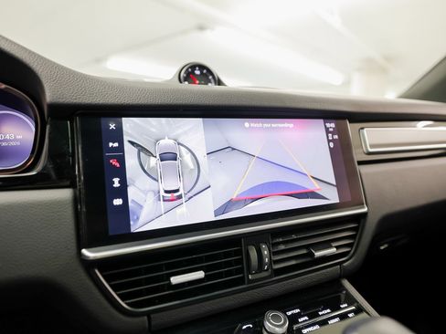 Certified 2023 Porsche Cayenne Platinum Edition image 19