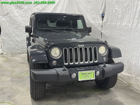 Used 2018 Jeep Wrangler Unlimited Sahara AWD/4WD image 31