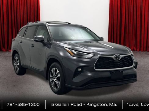 Certified 2024 Toyota Highlander XLE AWD/4WD image 3