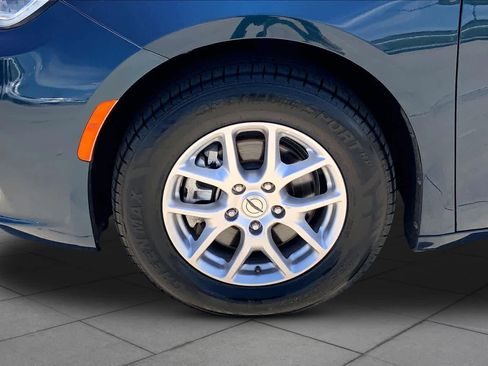 Used 2023 Chrysler Pacifica Touring-L FWD image 11