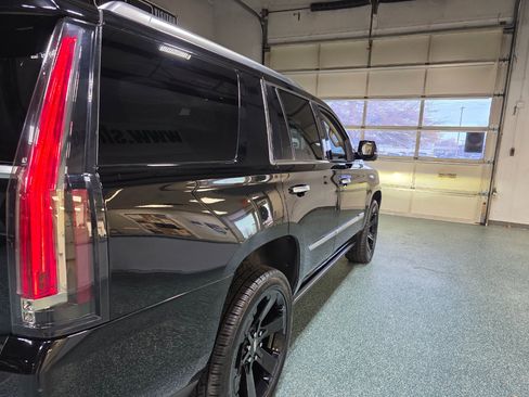 Used 2019 Cadillac Escalade Premium Luxury image 7