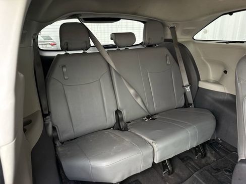 Used 2021 Toyota Sienna Limited image 33