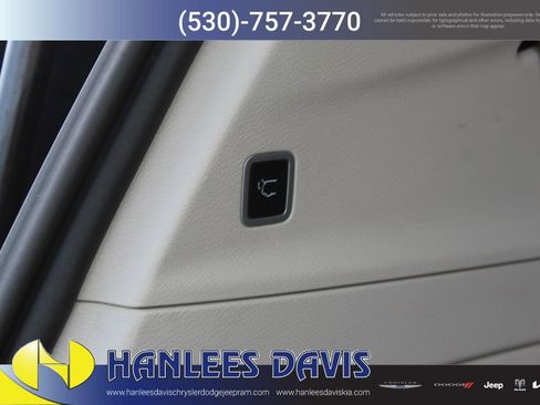 Used 2024 Chrysler Pacifica Touring-L image 11