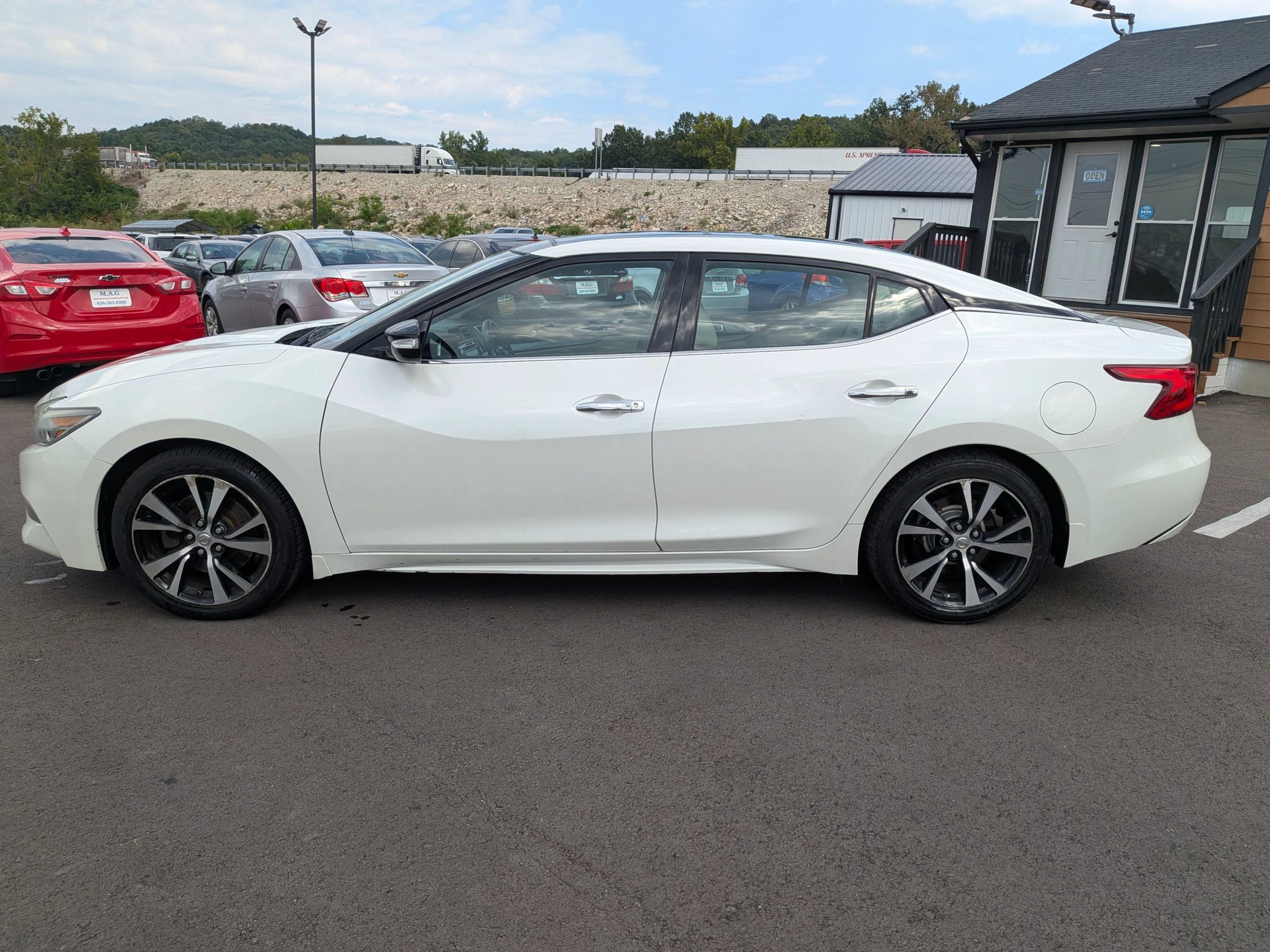 Used 2017 Nissan Maxima 3.5 SL w/ Interior Lighting Package FWD image 3