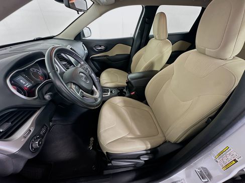 Used 2016 Jeep Cherokee Latitude FWD image 13