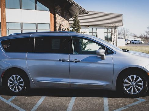 Used 2019 Chrysler Pacifica Touring-L image 10