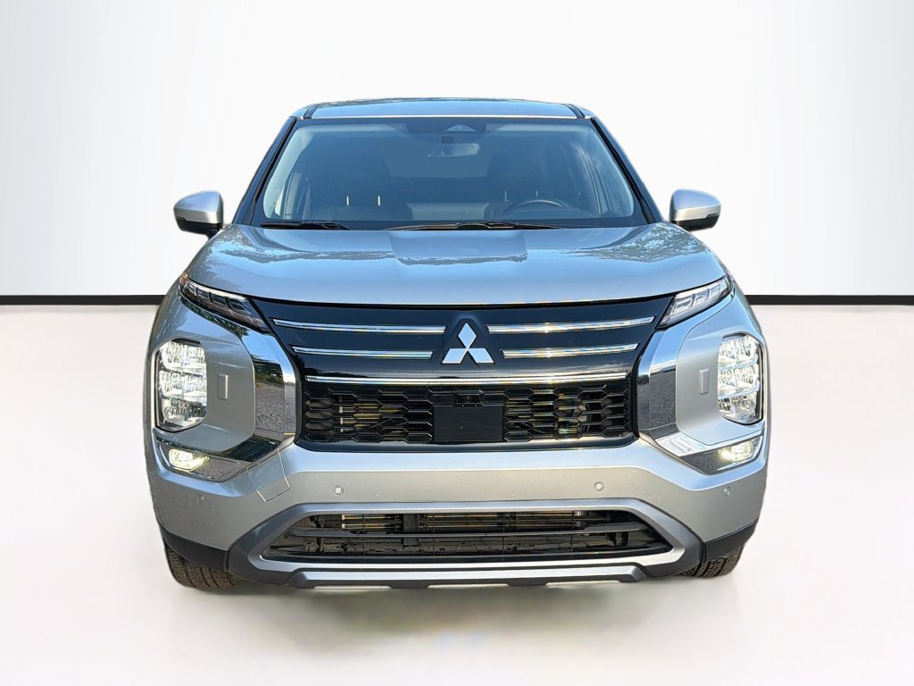 Used 2025 Mitsubishi Outlander SE AWD/4WD image 2