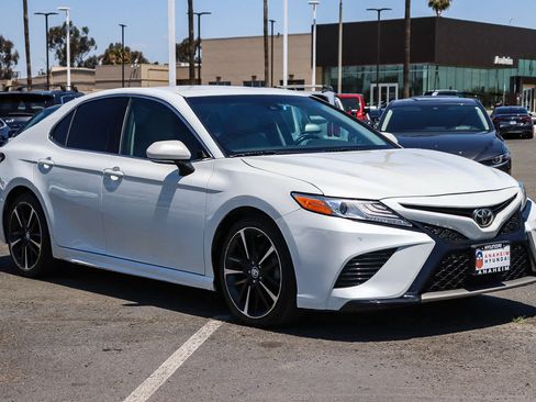 Used 2018 Toyota Camry XSE FWD image 3