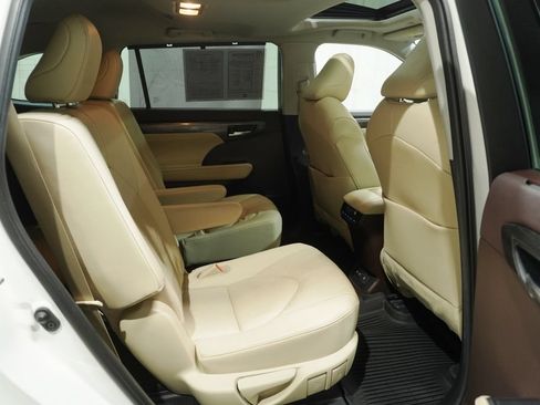 Used 2020 Toyota Highlander Limited AWD/4WD image 16