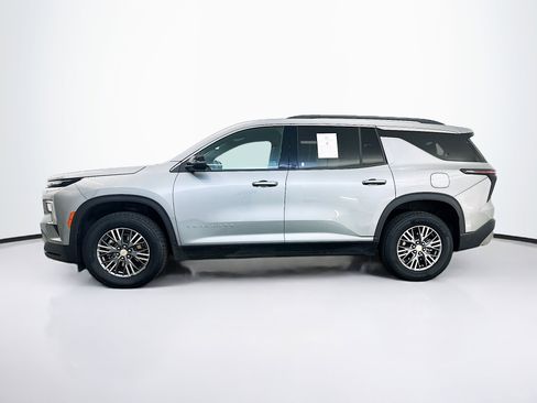 Used 2025 Chevrolet Traverse LT image 4