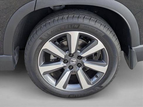 Used 2025 Honda Pilot Touring image 7