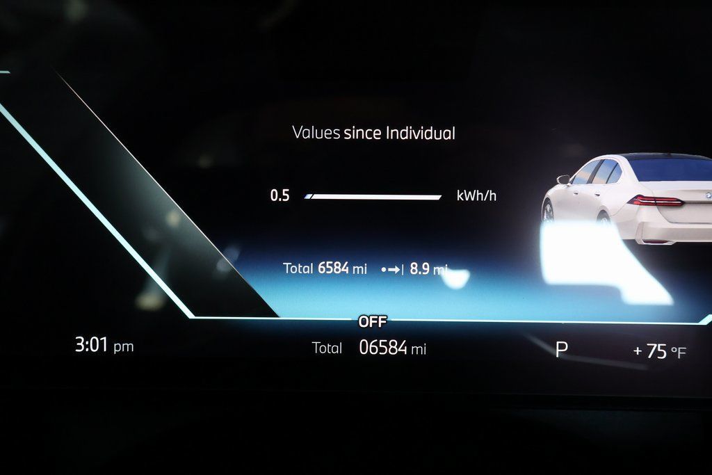 Used 2025 BMW i5 eDrive40i w/ Executive Package RWD image 17