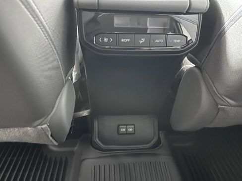 Used 2023 Toyota Highlander LE image 19