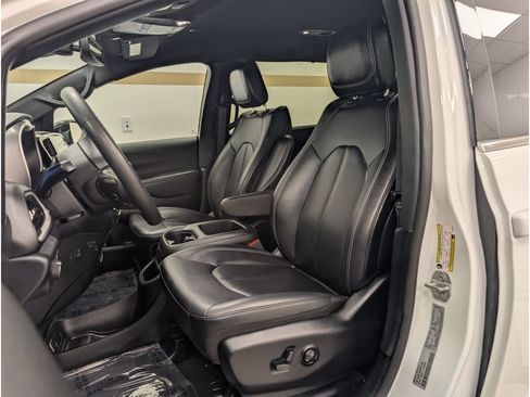 Used 2025 Chrysler Pacifica Select FWD image 7