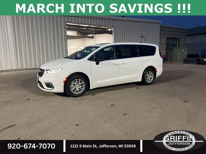 New 2026 Chrysler Pacifica Select