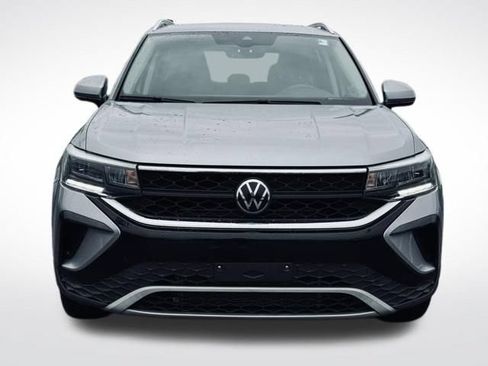 Used 2022 Volkswagen Taos SE w/ Driver Assistance Package AWD/4WD image 2