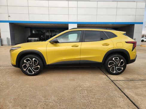 Certified 2024 Chevrolet Trax RS w/ Driver Confidence Package image 5