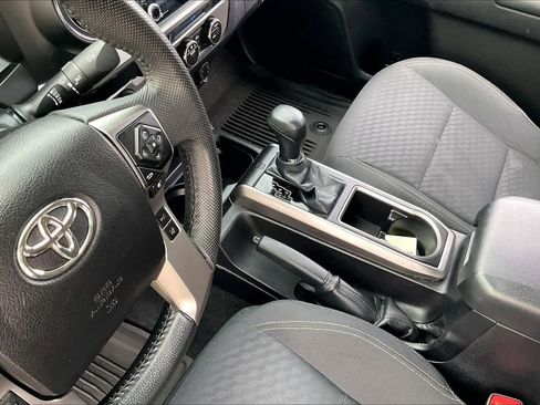 Used 2021 Toyota Tacoma SR5 w/ Trail Edition image 19